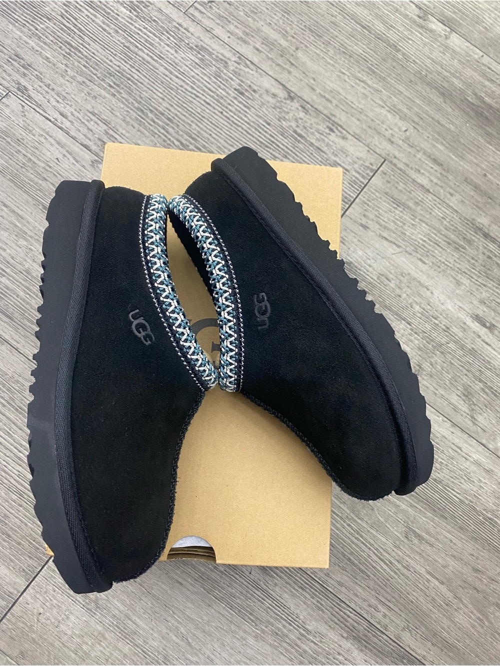 UGG Tasman II Kids Black Suede Slippers Moccasin Slip-On

Description:
Brand: UG